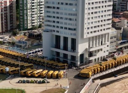 Governo da Bahia entrega 101 ônibus escolares rurais para ampliar transporte de estudantes em municípios baianos