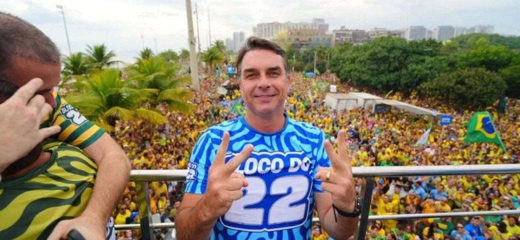Flávio Bolsonaro encerra campanha no Rio com ato na Barra da Tijuca