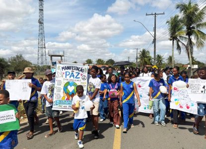 Escola onde estudava criança de 11 anos que morre vítima tiro promove caminhada pela paz em Feira de Santana