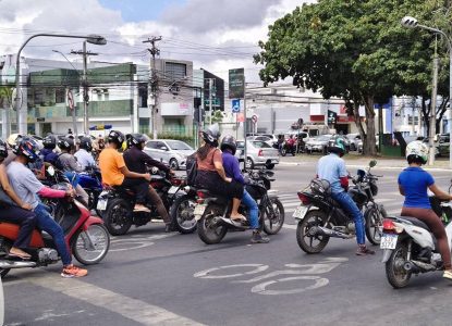 Faixa exclusiva para motocicletas agrada e pode ser implantada em outros locais em Feira de Santana