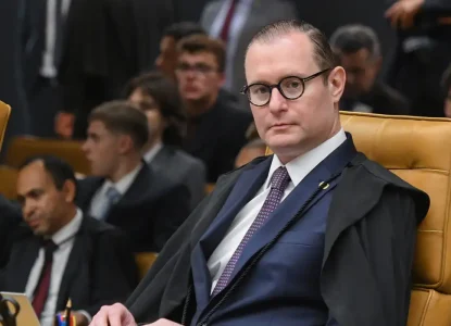 Ministro do STF, Cristiano Zanin informa horário ampliado para 19:00 em todo o Brasil após atrasos de ônibus na Bahia