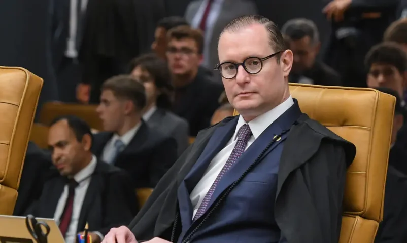 Ministro do STF, Cristiano Zanin determina horário ampliado para 19 horas em todo Brasil