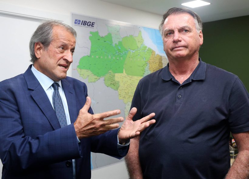 Após Flávio Bolsonaro deixar o Brasil, Jair Bolsonaro pede visita de presidente do PL