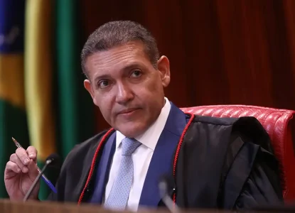 Presidente do TSE reúne representantes de Lula e Flávio após impasse sobre canal no WhatsApp