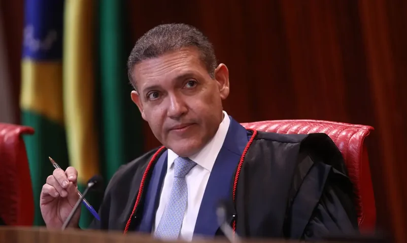 Presidente do TSE reúne representantes de Lula e Flávio após impasse sobre canal no WhatsApp