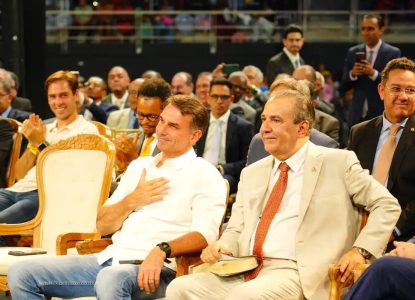 Flávio Bolsonaro participa de encontro com prefeitos e vereadores de São Paulo