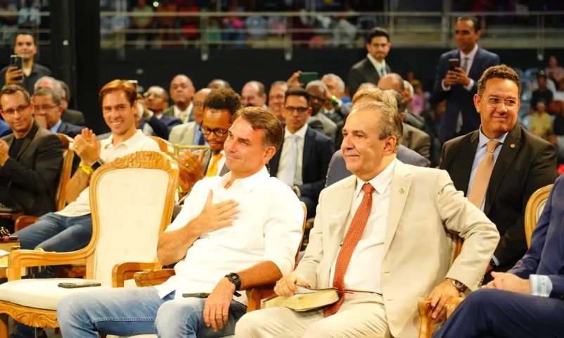 Flávio Bolsonaro participa de encontro com prefeitos e vereadores de São Paulo