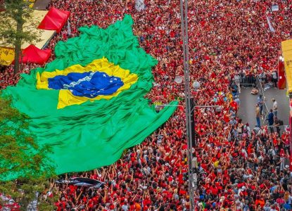 Multidão histórica ocupa Avenida Paulista em ato de apoio a Lula