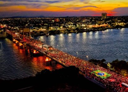 Lula reúne multidão Juazeiro e Petrolina e cobra Flávio Bolsonaro por abertura de sigilo