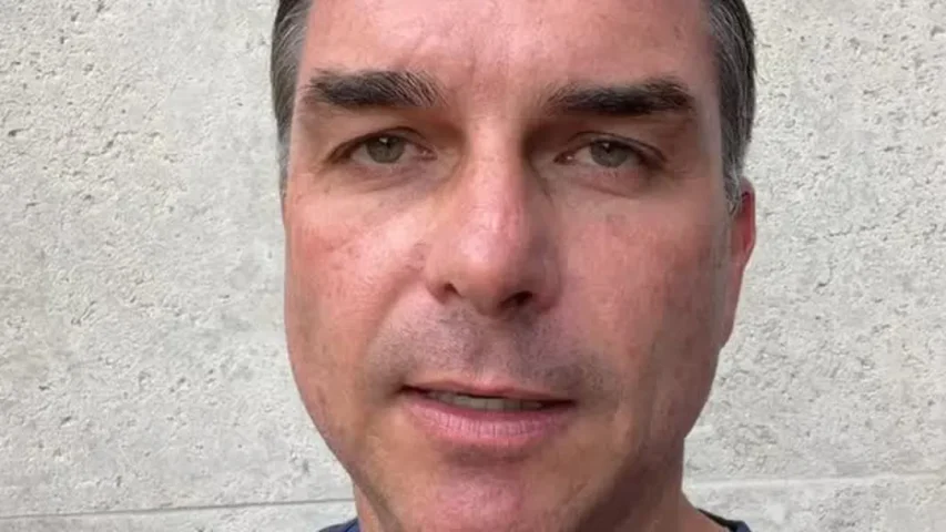Controle de imigração da Argentina diz que não tem registro da entrada de Flávio Bolsonaro no país