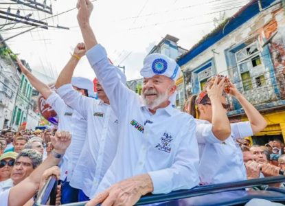 Lula vence em 413 municípios da Bahia; Flávio Bolsonaro fica atrás em quatro