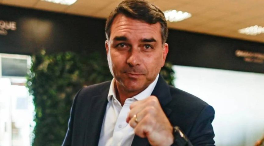 TSE dá 24 horas para Flávio Bolsonaro apagar vídeo falso sobre ato de Lula na Avenida Paulista