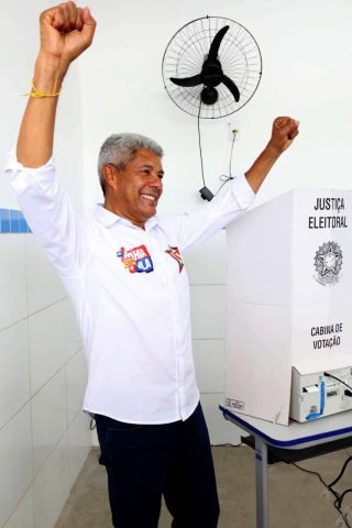 Governador da Bahia reeleito, Jerônimo Rodrigues vota e diz que Nordeste será decisivo para eleição