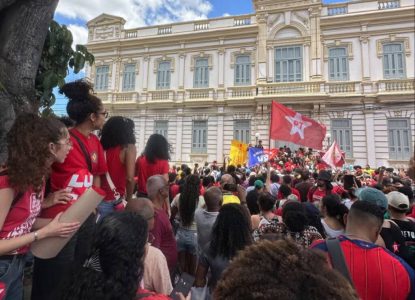 Ato pró-Lula reúne estudantes e apoiadores no centro de Feira de Santana