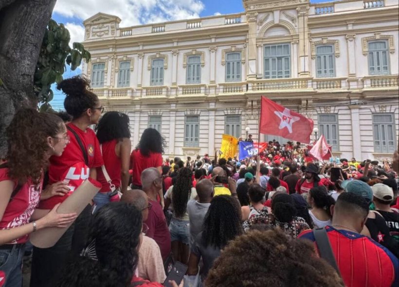 Ato pró-Lula reúne estudantes e apoiadores no centro de Feira de Santana