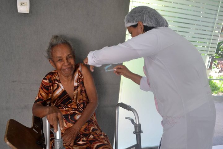 Feira de Santana amplia vacinação com Pneumo 20 para pessoas a partir de 85 anos