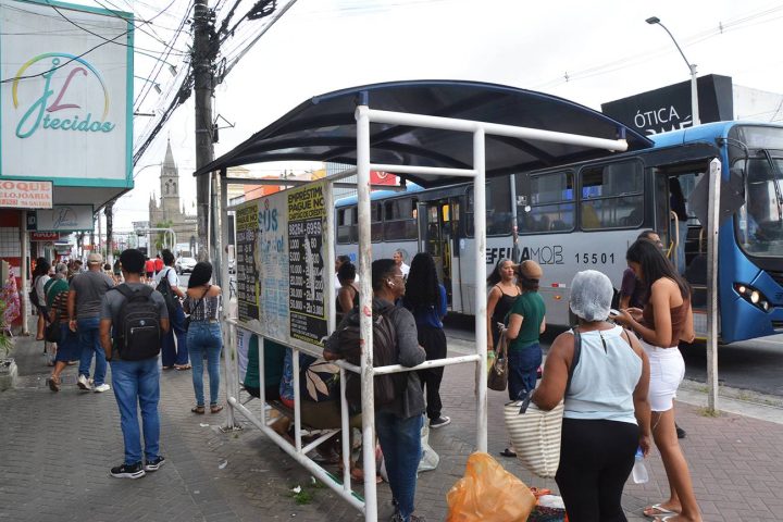 Programa Adote um Abrigo instala sete novos pontos de ônibus em Feira de Santana