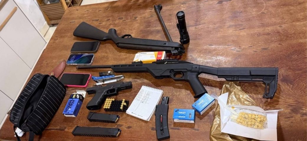 Polícia e Ministério Público cumprem mandados e apreendem armas e drogas em Feira de Santana