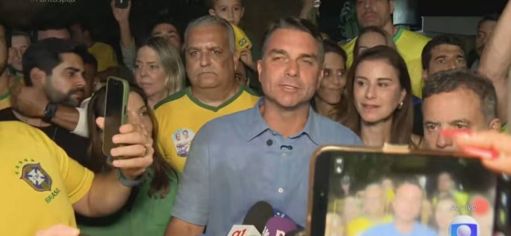 Flávio Bolsonaro diz estar ‘muito feliz’ com resultado do primeiro turno: ‘O Brasil quer mudança’