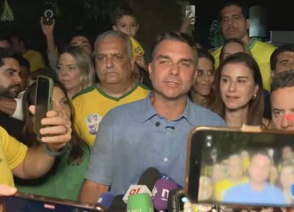 Flávio Bolsonaro diz estar 'muito feliz' com resultado do primeiro turno: 'O Brasil quer mudança'