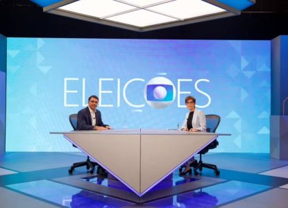 Em sabatina para TV, Flávio Bolsonaro tenta explicar proposta de corte da dívida pública e faz acusações sem provas