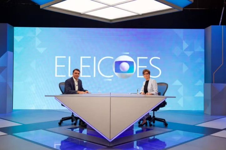 Em sabatina para TV, Flávio Bolsonaro tenta explicar proposta de corte da dívida pública e faz acusações sem provas