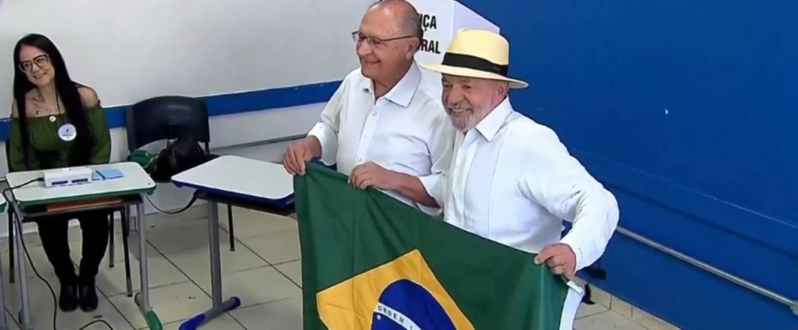 Candidato à reeleição a Presidência, Lula vota em São Bernardo do Campo