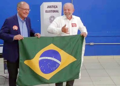 Lula vota em São Bernardo do Campo diz que nunca recebeu tanto carinho do eleitor