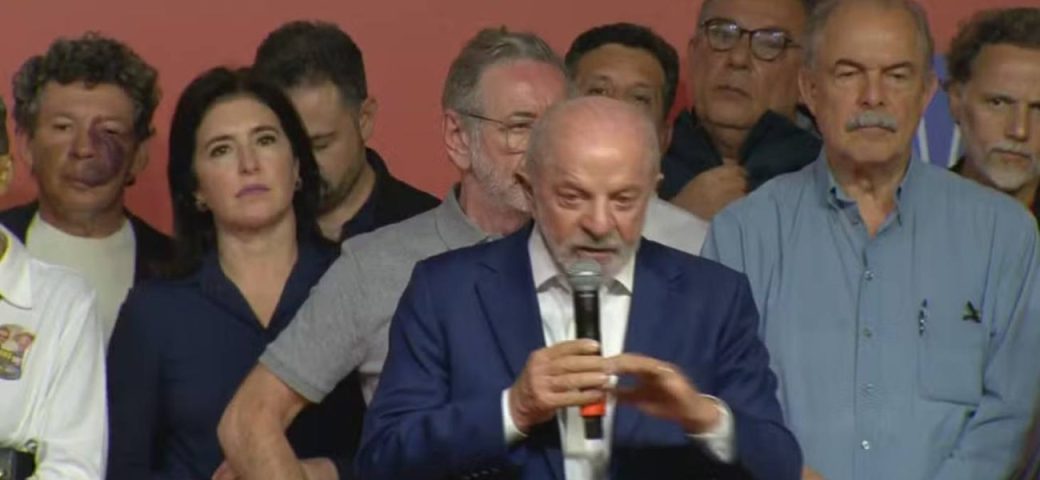 Após eleição ir ao segundo turno, Lula diz que acredita na vitória sobre Flávio Bolsonaro
