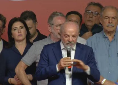Após eleição ir ao segundo turno, Lula diz que acredita na vitória sobre Flávio Bolsonaro