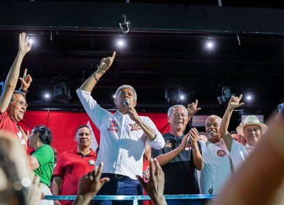 Jerônimo Rodrigues reúne apoiadores em comício na cidade de Alagoinhas