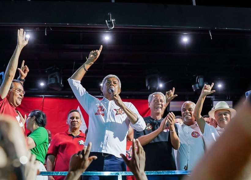 Jerônimo Rodrigues reúne apoiadores em comício na cidade de Alagoinhas