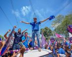 ACM Neto participa de caminhada com apoiadores em Araci, no Semiárido baiano