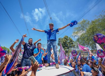 ACM Neto participa de caminhada com apoiadores em Araci, no Semiárido baiano