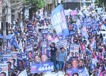 Em Salvador, ACM Neto reúne apoiadores em caminhada no centro da capital baiana