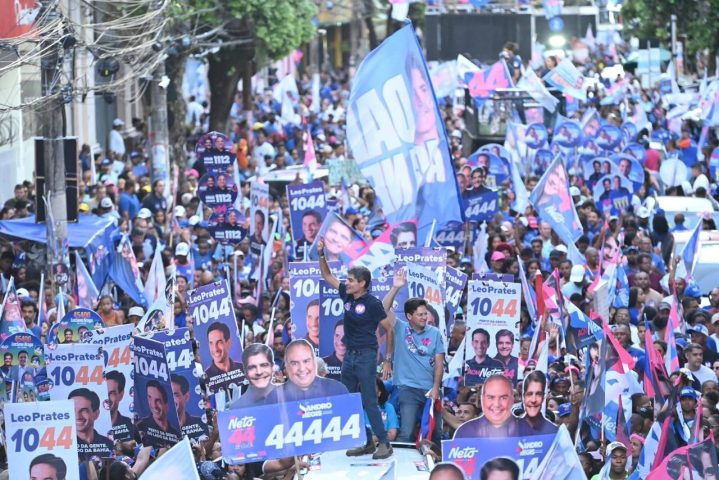Em Salvador, ACM Neto reúne apoiadores em caminhada no centro da capital baiana