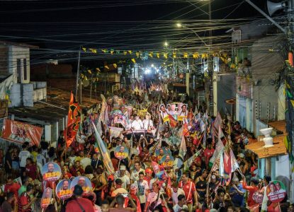 Jerônimo Rodrigues participa de caminhada no bairro Rua Nova, em Feira de Santana