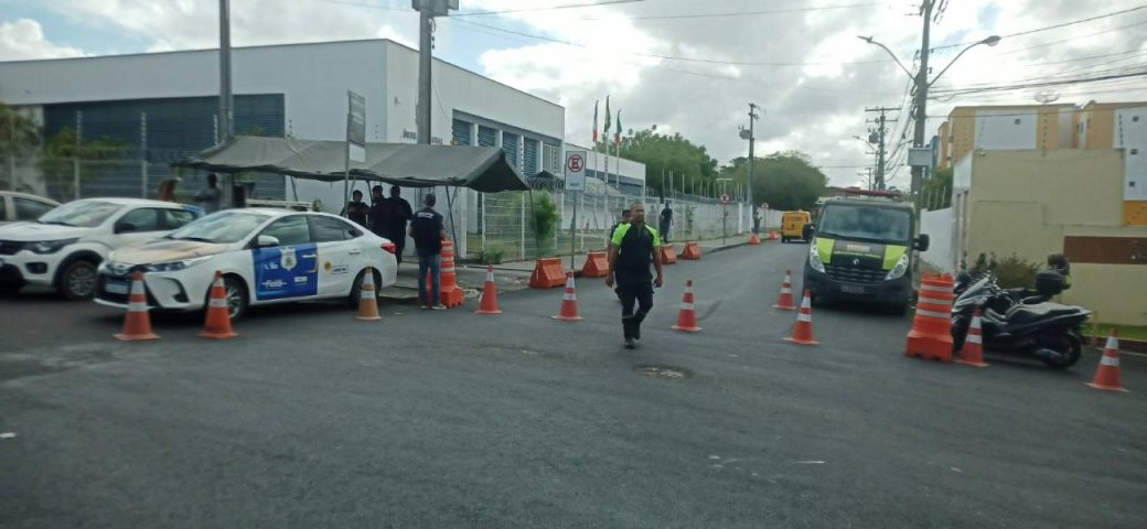 SMT isola vias próximas ao Fórum Eleitoral para garantir segurança no transporte das urnas eletrônicas em Feira de Santana