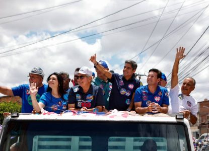 Em mais um ato de campanha em Feira de Santana, ACM Neto participa de carreata