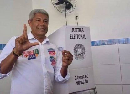 Candidato à reeleição ao governo da Bahia, Jerônimo Rodrigues vota e acredita em definição no primeiro turno
