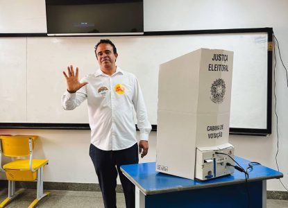 Candidato do PSOL, Ronaldo Mansur vota em Salvador e destaca importância dos movimentos estudantis