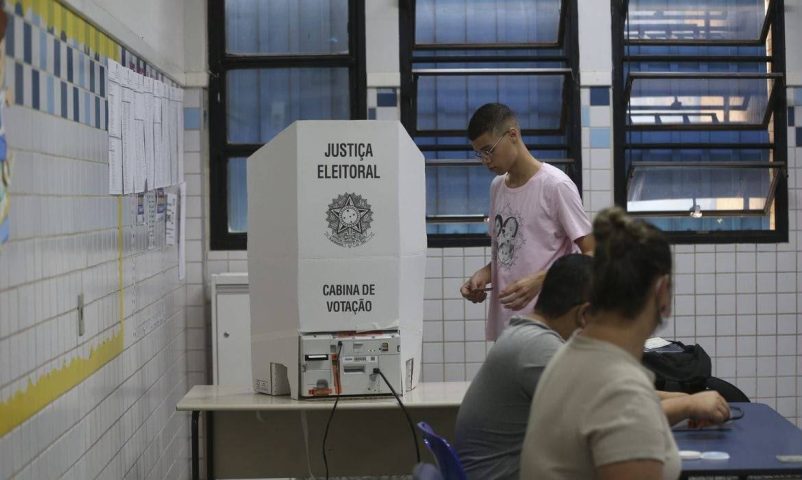 Eleições 2026: quem não votou no primeiro turno e está com situação regular poderá votar dia 25 de outubro