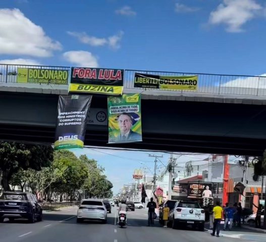 Ato político pro-Flávio Bolsonaro realizam adesivaço em Feira de Santana