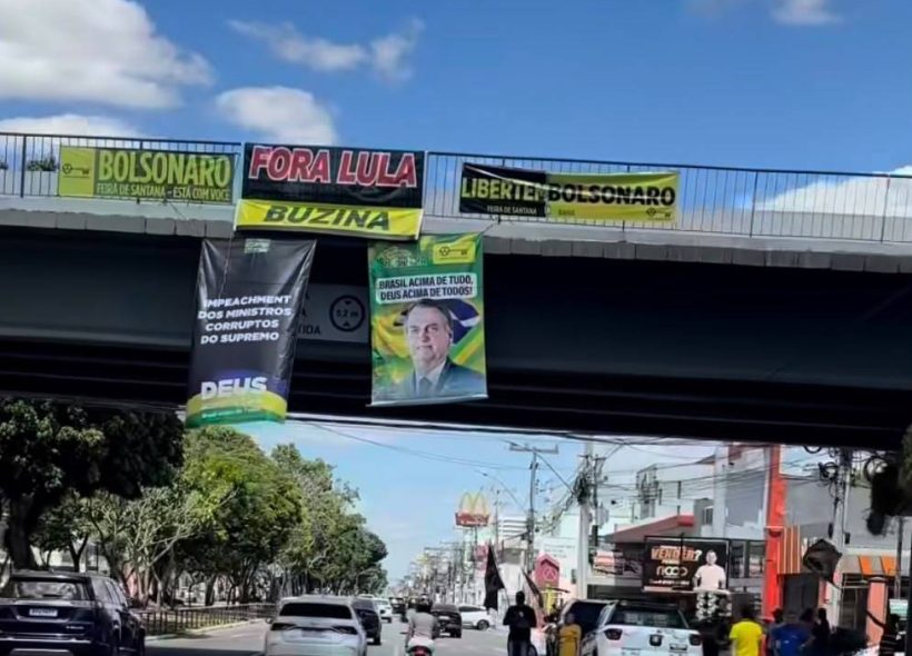 Ato político pro-Flávio Bolsonaro realiza adesivaço em Feira de Santana