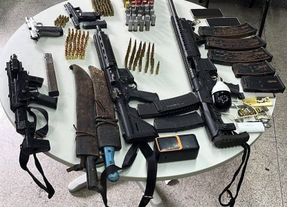 Cinco suspeitos presos e cinco armas apreendidas durante ação policial no interior da Bahia