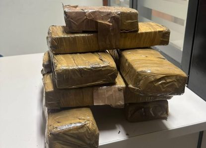 Polícia Militar aprende tabletes de maconha que foram abandonados em terreno em Feira de Santana