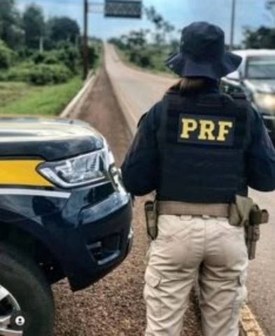 PRF auxilia mulher desorientada e garante atendimento médico na BR-116, em Feira de Santana