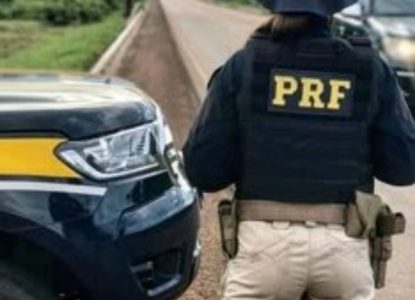 PRF auxilia mulher desorientada e garante atendimento médico na BR-116, em Feira de Santana