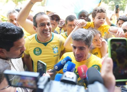 Ex-prefeito de Salvador e candidato derrotado ao governo do estado, ACM Neto vota e fala em renovação política