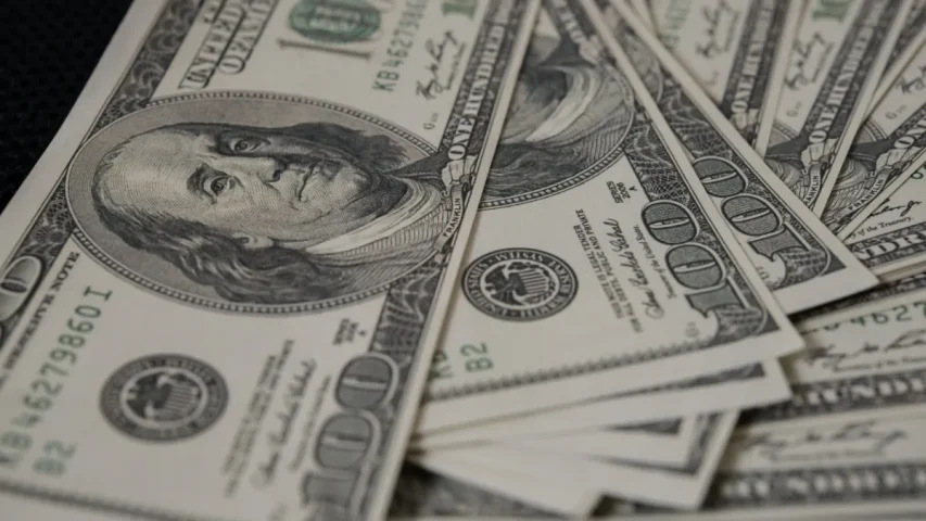 Dólar abre em queda nesta terça, 27, após disparar 8% na segunda, 26, um dia após eleição no Brasil
